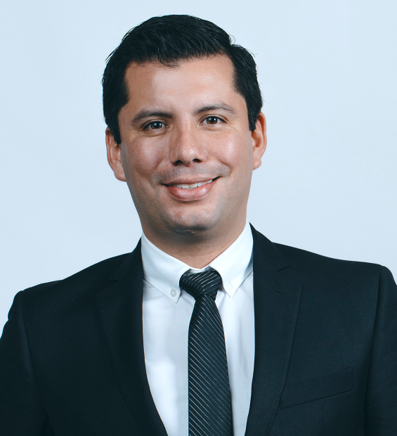 El Dr. Carlos Illich Navarro es un reconocido cirujano plástico en Tijuana, México. Está certificado en cirugía plástica y amplia experiencia.